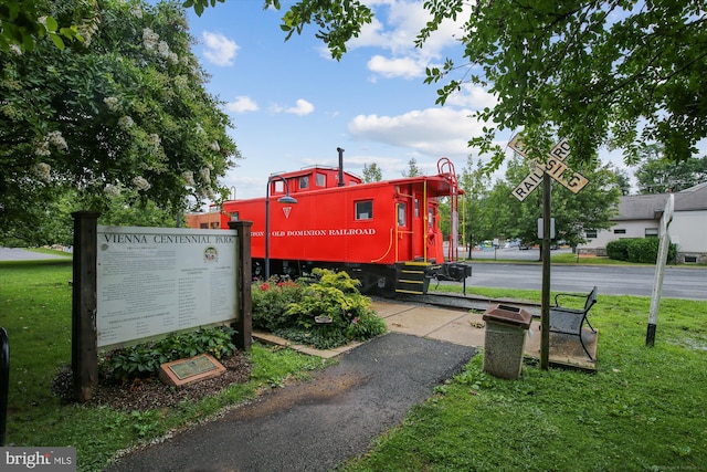 view of property's community featuring a yard