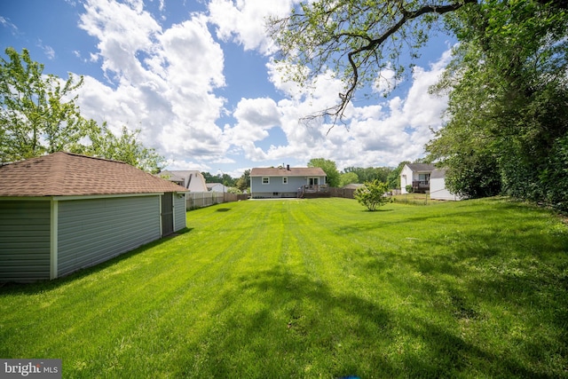 view of yard with an outdoor structure