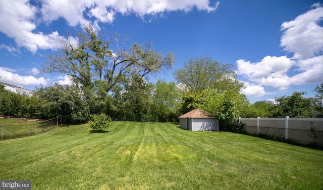 view of yard featuring a storage shed and an outdoor structure