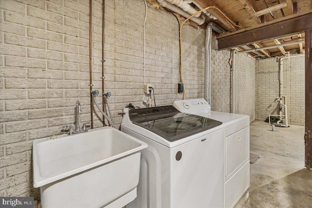 6121 Ducketts Ln, Elkridge, MD 21075 - clothes washing area with washing machine and clothes dryer