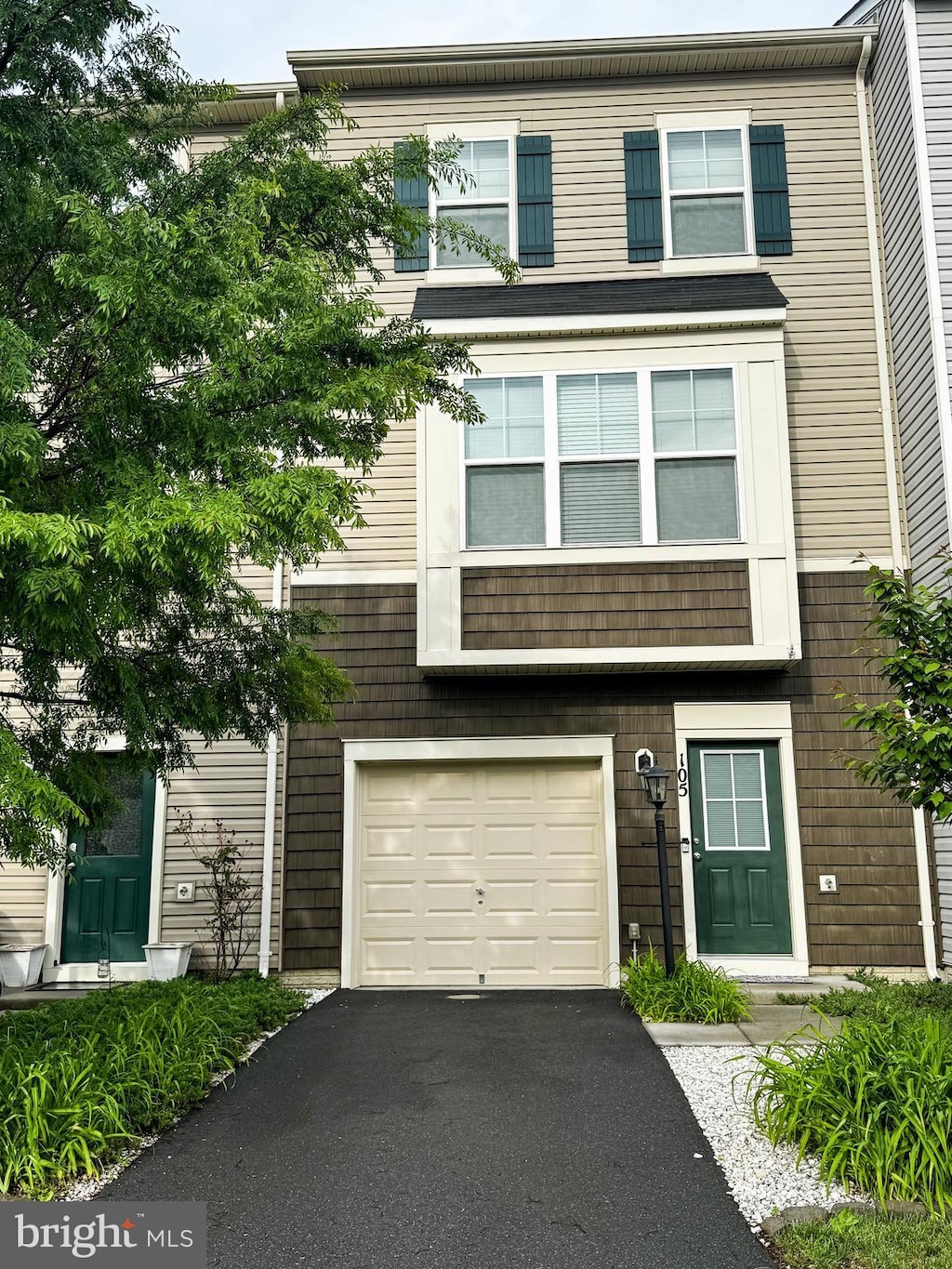 view of front facade with driveway and an attached garage