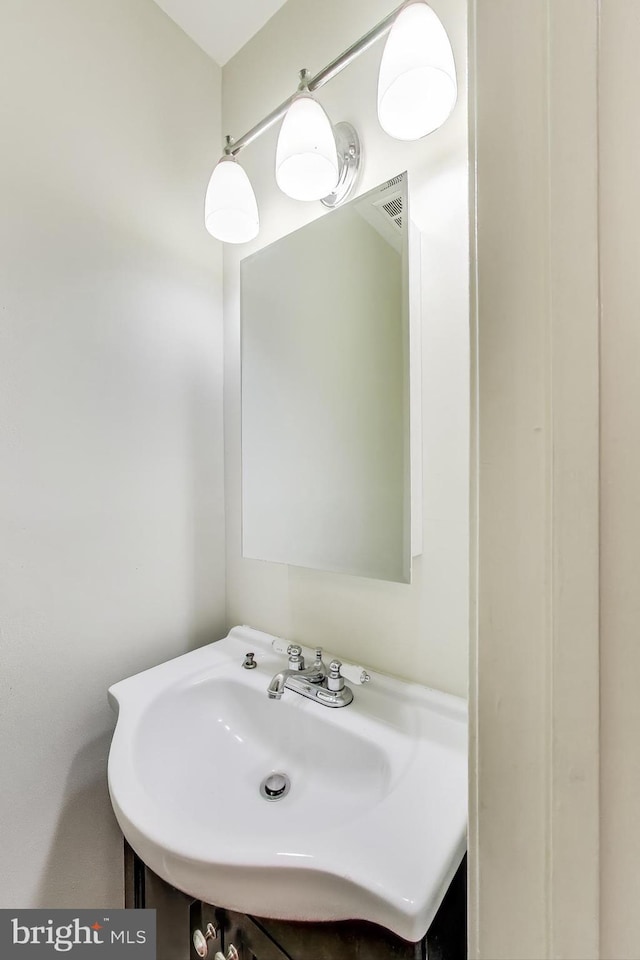 bathroom featuring a sink