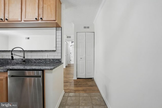 15645 Horseshoe Ln, Woodbridge, VA 22191 - kitchen featuring stainless steel dishwasher, visible vents, a sink, crown molding, and tasteful backsplash