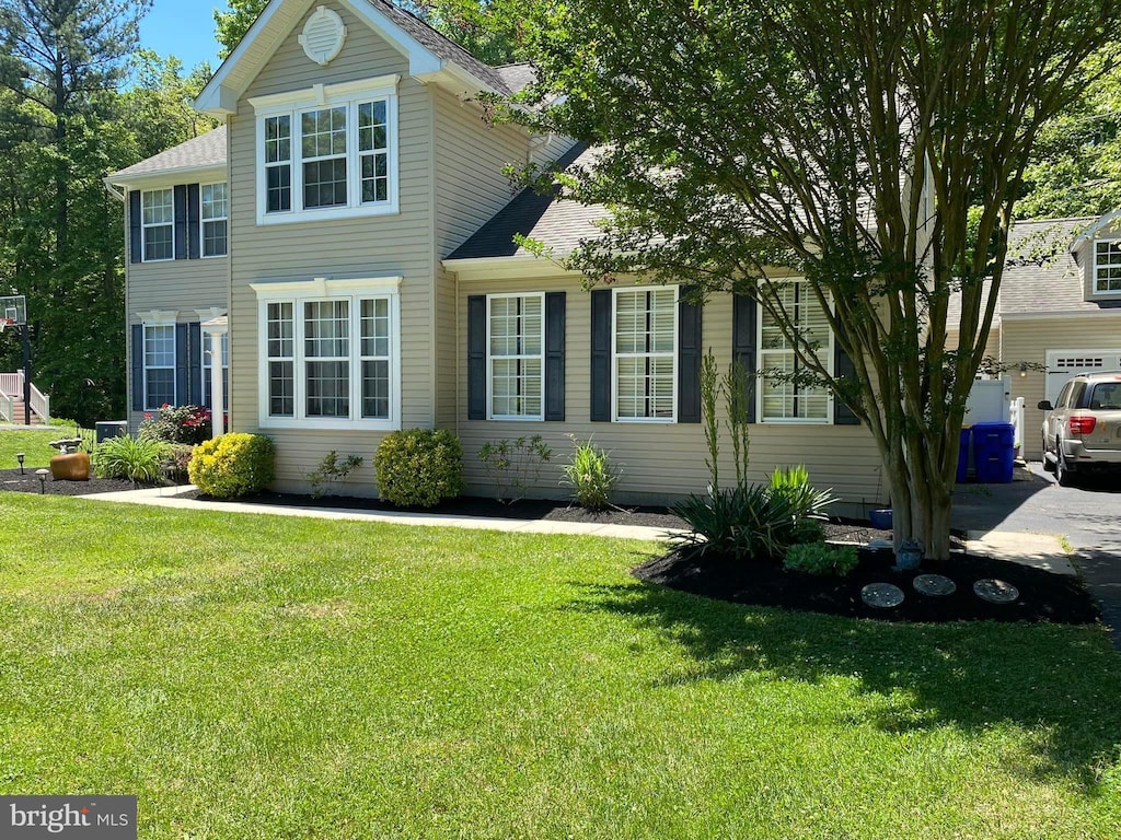 view of front facade featuring a front yard