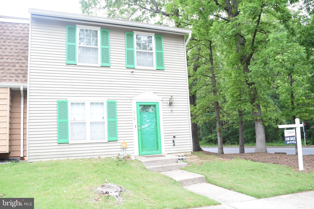 view of front facade featuring a front yard