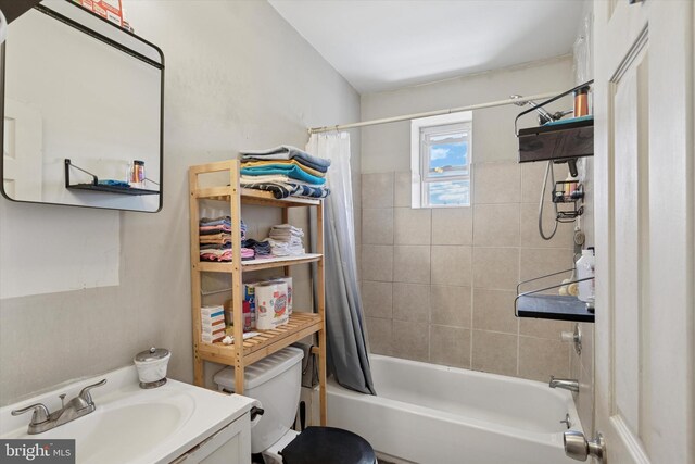 2059 W Oxford St, Philadelphia, PA 19121 - bathroom featuring shower / tub combo, toilet, and vanity