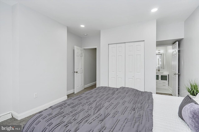 bedroom featuring baseboards, carpet floors, recessed lighting, and a closet