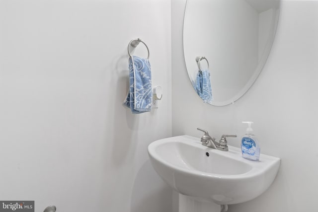 bathroom featuring a sink