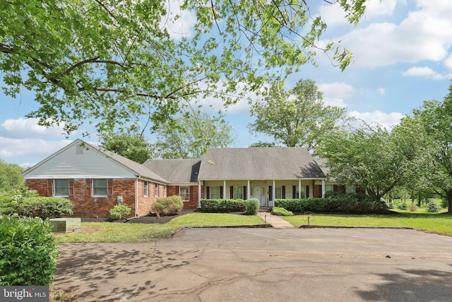 237 Bordentown-Georgetown Rd, Chesterfield, NJ 08515 - view of front of home with brick siding, a porch, and a front yard