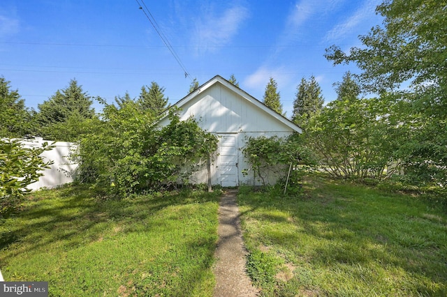135 Pine St, Dover, DE 19901 - view of yard featuring an outbuilding