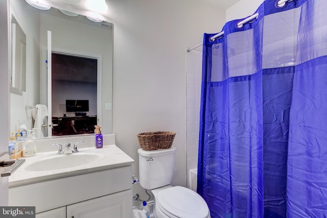 4902 Bridle Ridge Rd, Upper Marlboro, MD 20772 - bathroom featuring vanity, toilet, and shower / bath combo with shower curtain