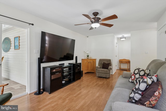 living area with light wood finished floors and ceiling fan
