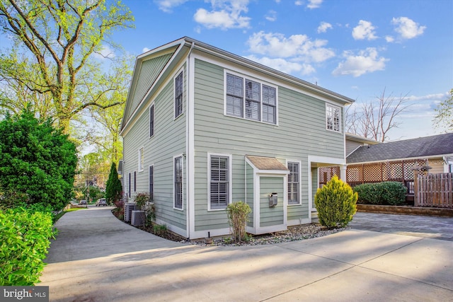 view of front of house with fence and driveway