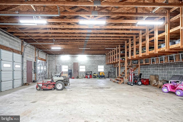 garage featuring concrete block wall