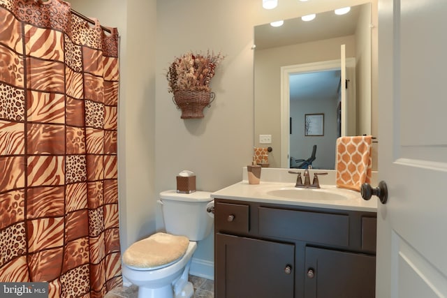 full bath featuring vanity, toilet, and a shower with shower curtain