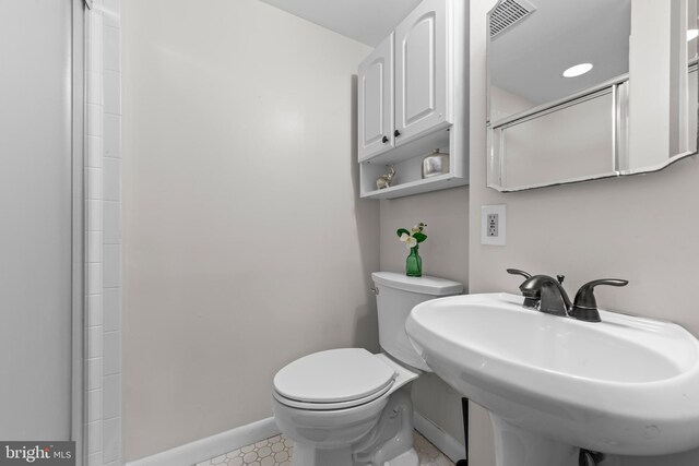 9518 Center St, Vienna, VA 22181 - full bath featuring baseboards, toilet, a sink, and a shower