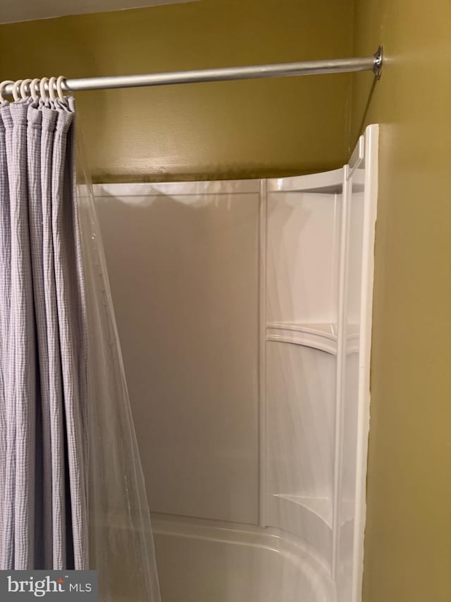 full bathroom featuring shower / tub combo with curtain