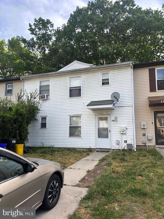 townhome / multi-family property featuring cooling unit