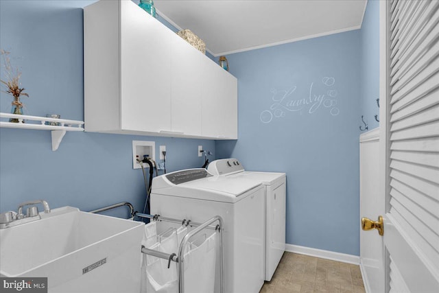 laundry room with a sink, cabinet space, crown molding, baseboards, and independent washer and dryer