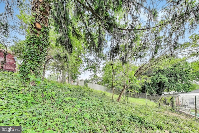2505 Oxon Run Dr, Temple Hills, MD 20748 - view of yard with fence