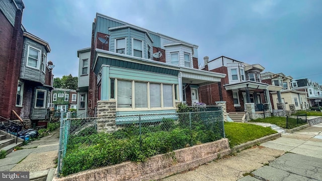 view of front facade featuring a fenced front yard and a residential view