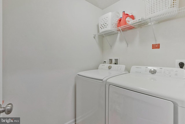 42248 Lancaster Woods Sq, Chantilly, VA 20152 - laundry room featuring washing machine and clothes dryer