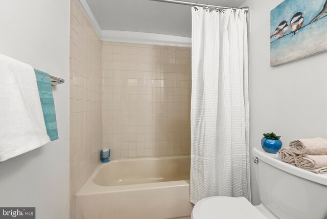 full bath with toilet and shower / bath combination with curtain
