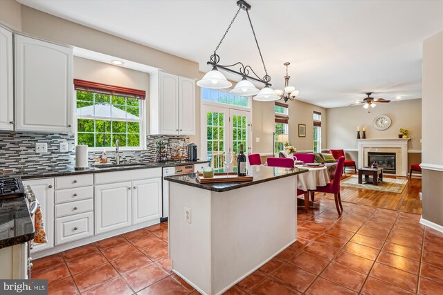 kitchen featuring a sink, healthy amount of natural light, a ceiling fan, white cabinets, and recessed lighting