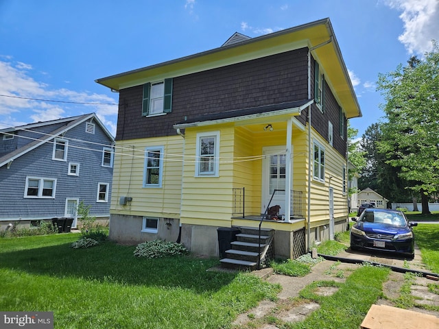 back of house featuring a lawn