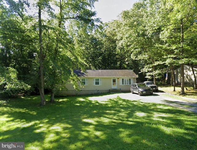 view of front of house featuring a front lawn and driveway