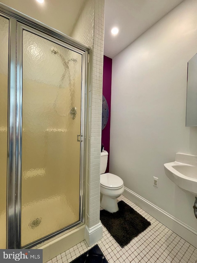 bathroom with toilet, tile patterned flooring, a stall shower, recessed lighting, and baseboards