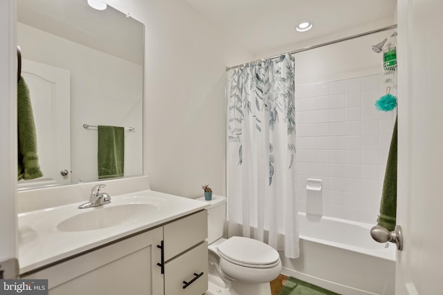full bath featuring toilet, vanity, shower / tub combo with curtain, and recessed lighting