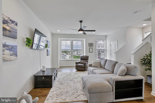 living room with a ceiling fan, plenty of natural light, dark wood-style flooring, recessed lighting, and baseboards