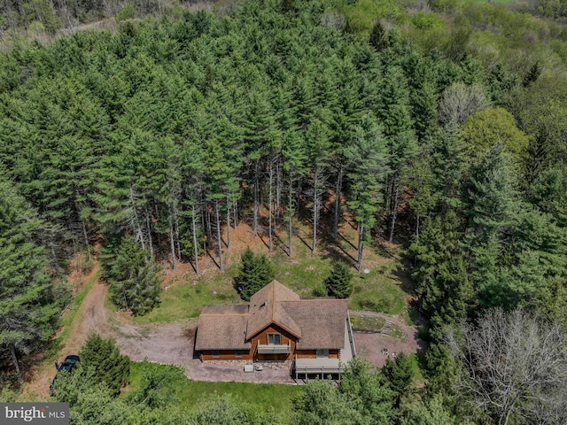 birds eye view of property featuring a forest view