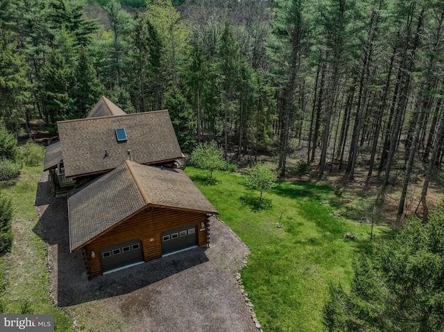 birds eye view of property featuring a forest view