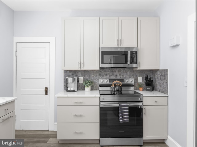 206 Shiley St, Annapolis, MD 21401 - kitchen featuring stainless steel appliances, backsplash, and light wood finished floors