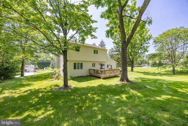 926 Pierce Rd, Norristown, PA 19403 - view of grassy yard with a deck