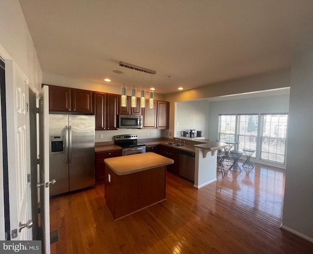 1716 Sunningdale Ln, Hanover, MD 21076 - kitchen featuring stainless steel appliances, a peninsula, a sink, dark wood-style floors, and recessed lighting