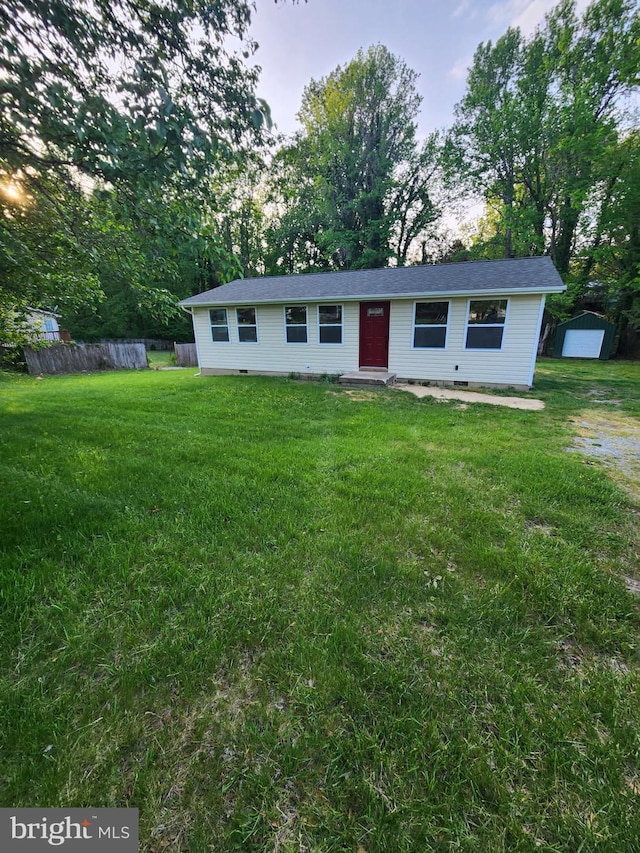 ranch-style house with a shed, crawl space, entry steps, and an outbuilding