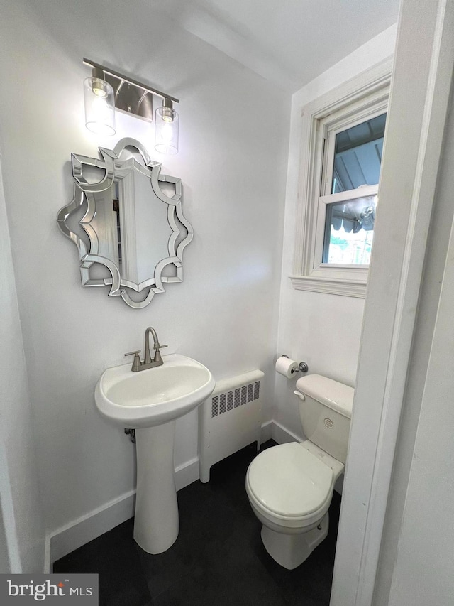 600 W 32nd St, Wilmington, DE 19802 - half bath with radiator and toilet