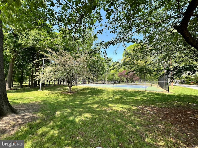 600 W 32nd St, Wilmington, DE 19802 - view of yard featuring a tennis court