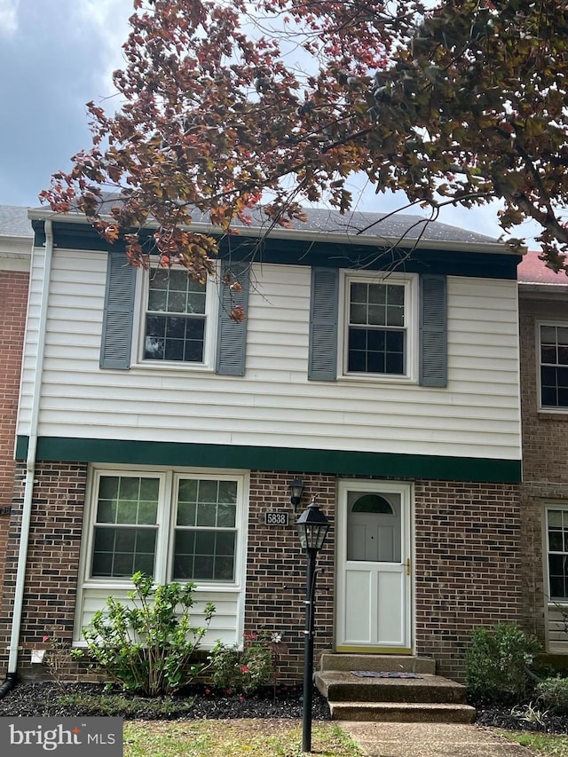 view of front facade featuring brick siding