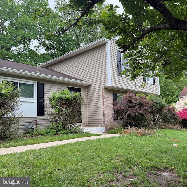 7813 Main Falls Cir, Baltimore, MD 21228 - view of front facade with a front lawn