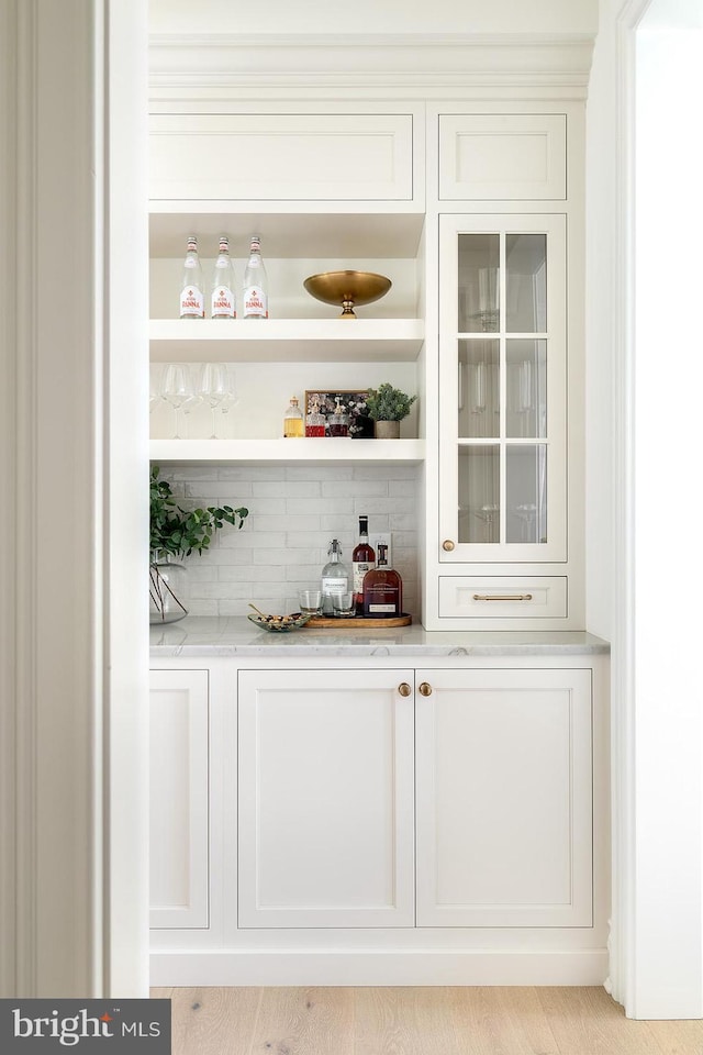indoor dry bar featuring backsplash