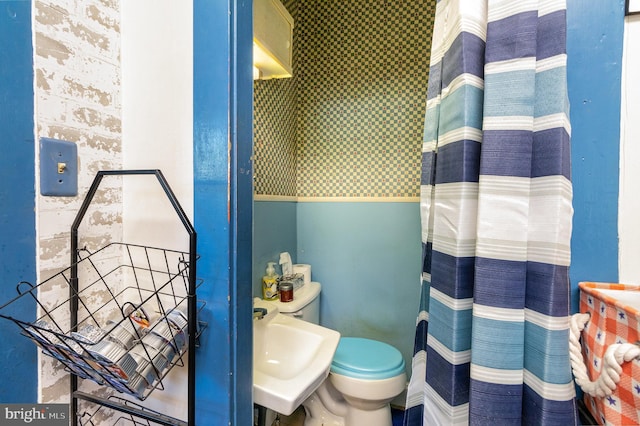 309 N N Morris St, Shippensburg, PA 17257 - full bathroom featuring wallpapered walls, a sink, curtained shower, and toilet