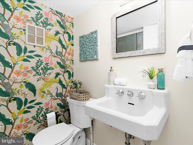 623 Second St, Annapolis, MD 21403 - bathroom featuring a sink and toilet