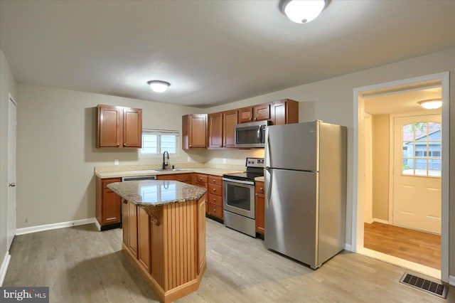 235 Wyoming Ave, Enola, PA 17025 - kitchen featuring stainless steel appliances, a sink, light wood-type flooring, and a kitchen island