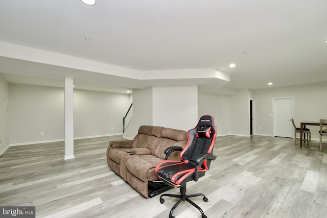 living area featuring light wood-style floors, recessed lighting, and baseboards