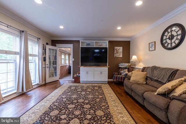 living area with dark wood-type flooring, crown molding, recessed lighting, and baseboards