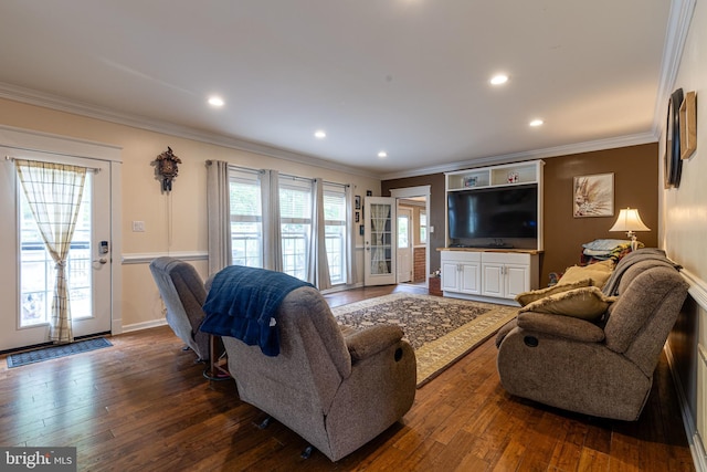 living area featuring crown molding, dark wood-style floors, recessed lighting, and baseboards